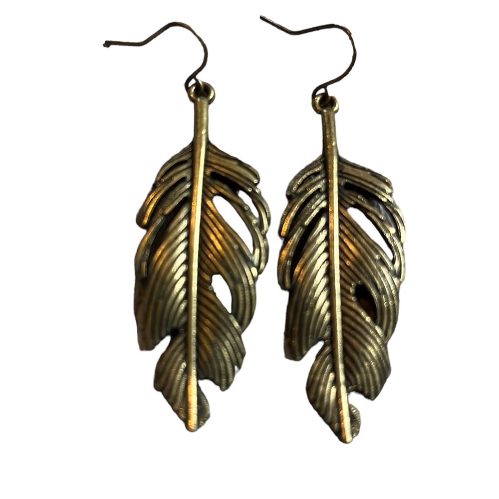 FEATHER VINTAGE INSPIRED GOLD TONE BOHO PIERCED EARRINGS - Picture 1 of 8